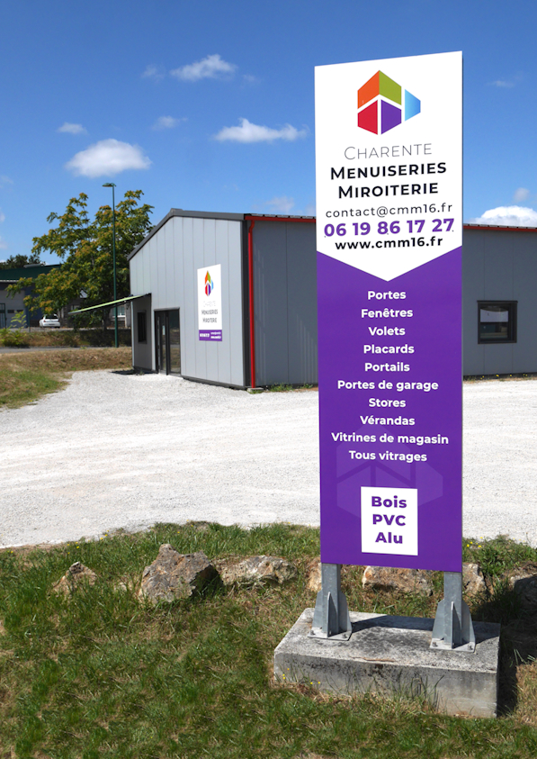Magasin et dépôt de Charente Menuiseries Miroiterie à Saint-Projet. Vente et installation de menuiseries en Charente