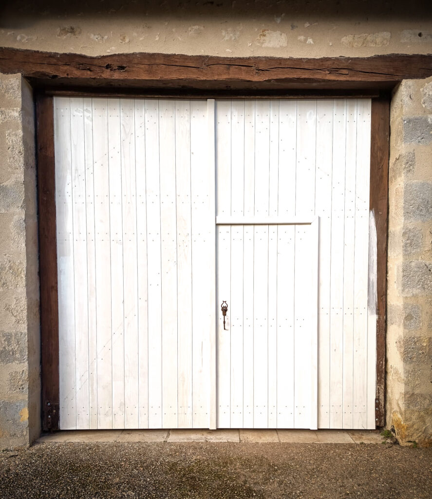 Porte de grange, bois, 2 vantaux, fabrication atelier Montbron, vue extérieure