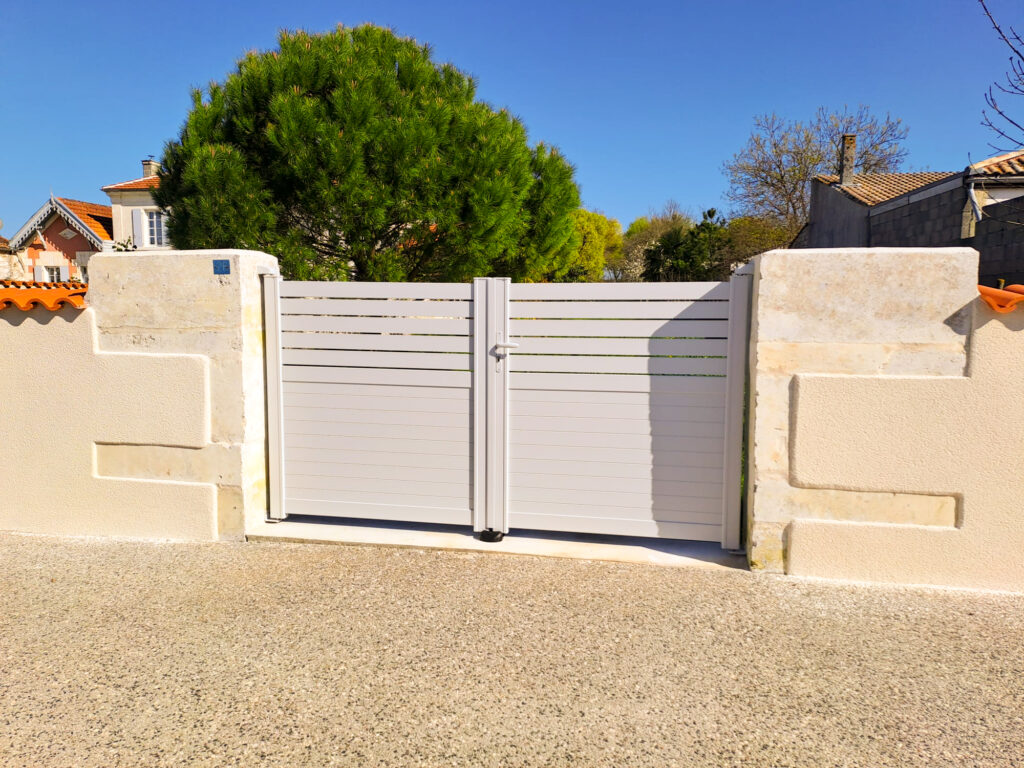 Portail en aluminium blanc 2 vantaux battants