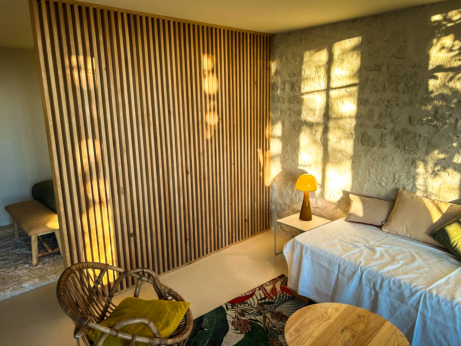 Claustra en chêne massif, séparation entre le lit et le salon