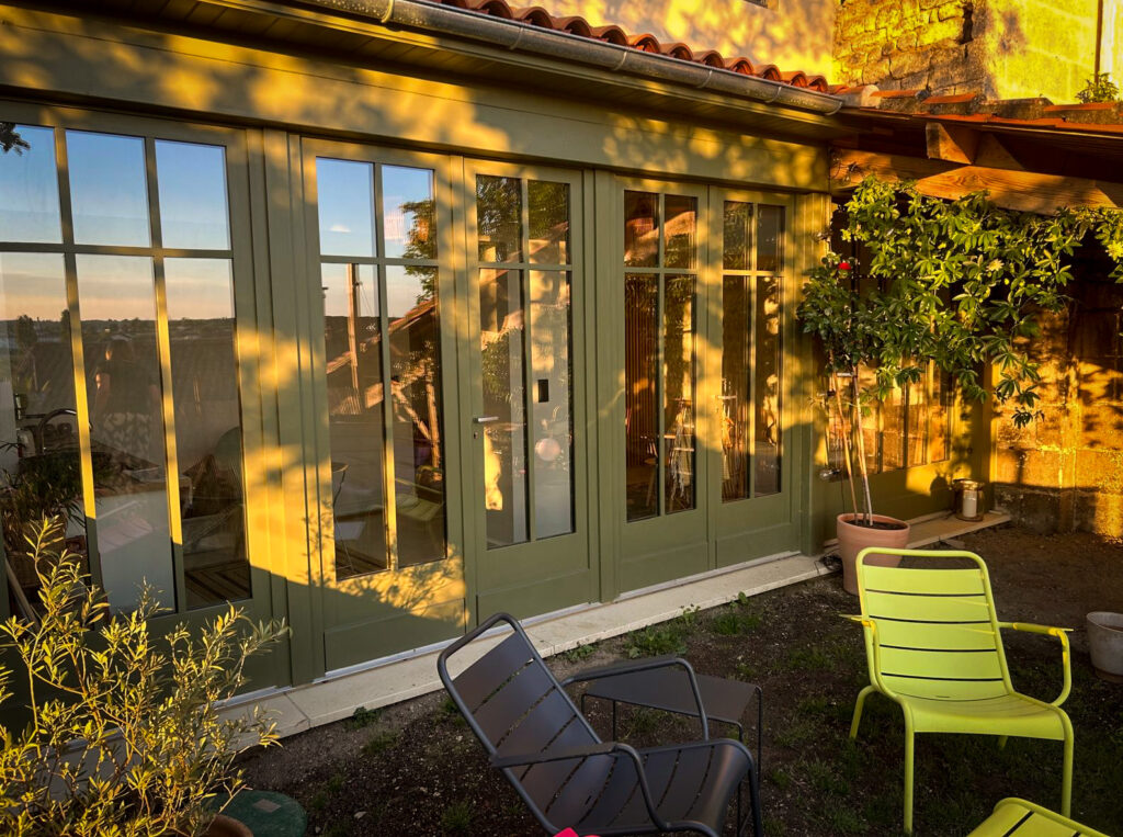 Grand ensemble menuisé en bois peint en vert RAL 6021 satiné