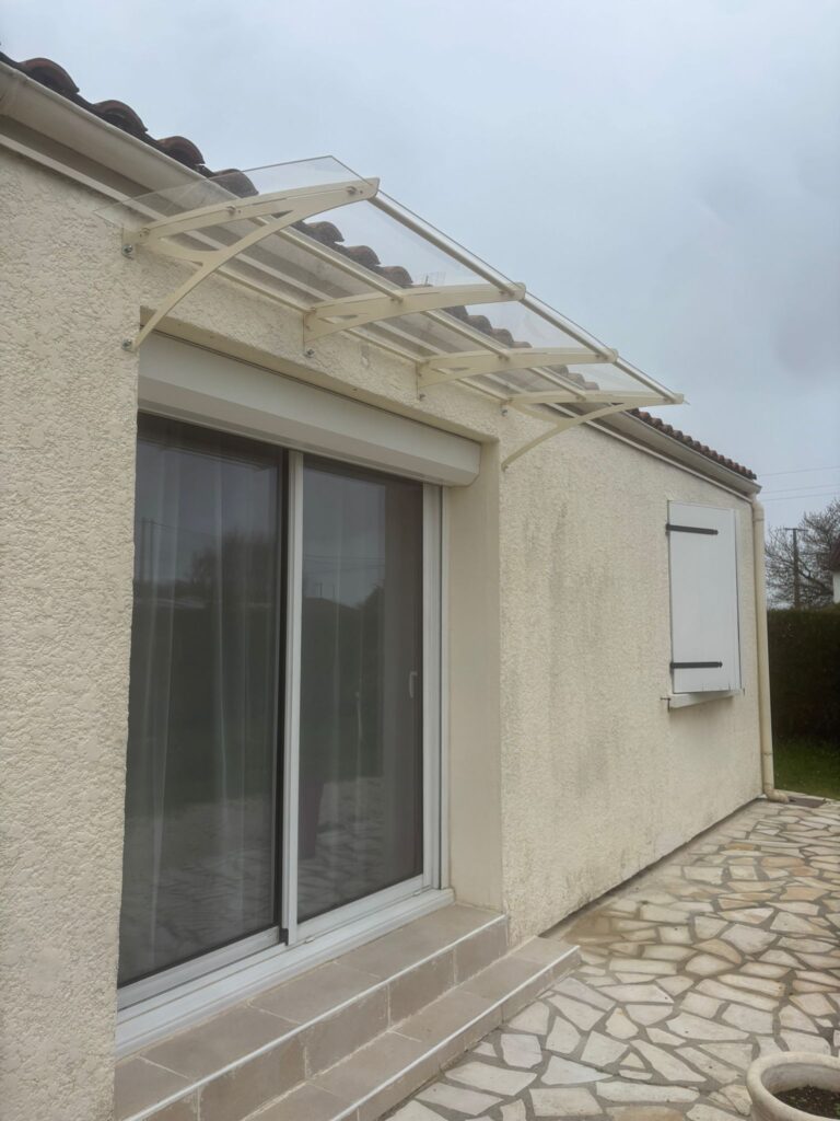Installation d'une marquise large en Charente