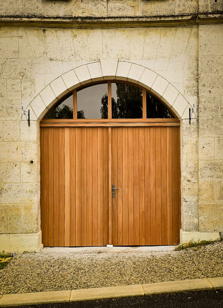 Porte cochère, porte de garage bois, 2 vantaux, imposte cintré vitré, vue extérieure