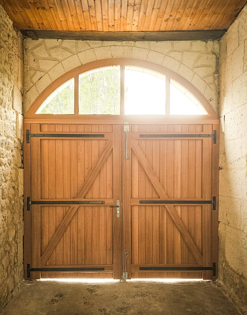 Porte cochère, porte de garage bois, 2 vantaux, imposte cintré vitré, vue intérieure