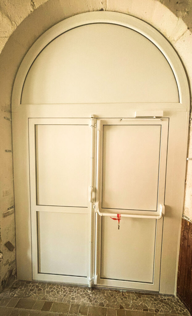 Porte 2 vantaux aluminium imposte cintré