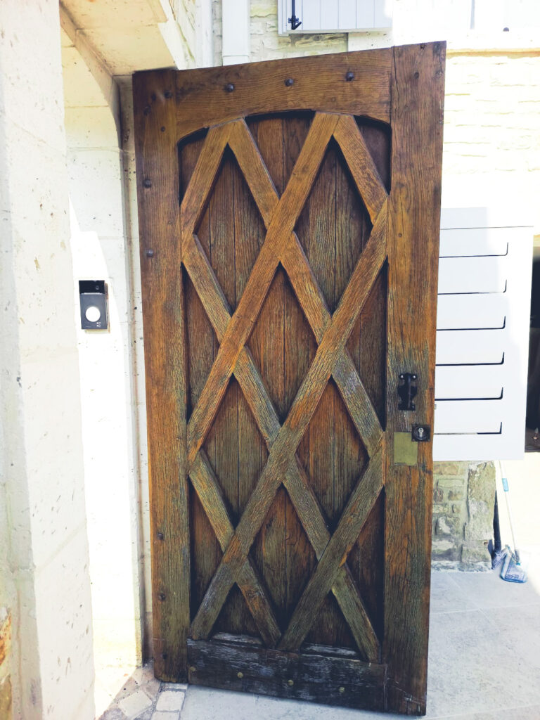 Rénovation porte entrée en bois en Charente à Montbron