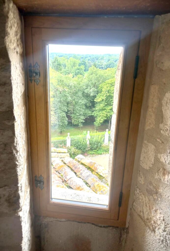 Petite fenetre 1 vantail en bois et sur mesure