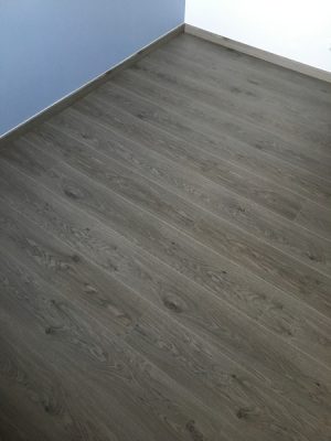 Revêtement de sol, parquet stratifié bois gris, menuiserie intérieur La Rochefoucauld